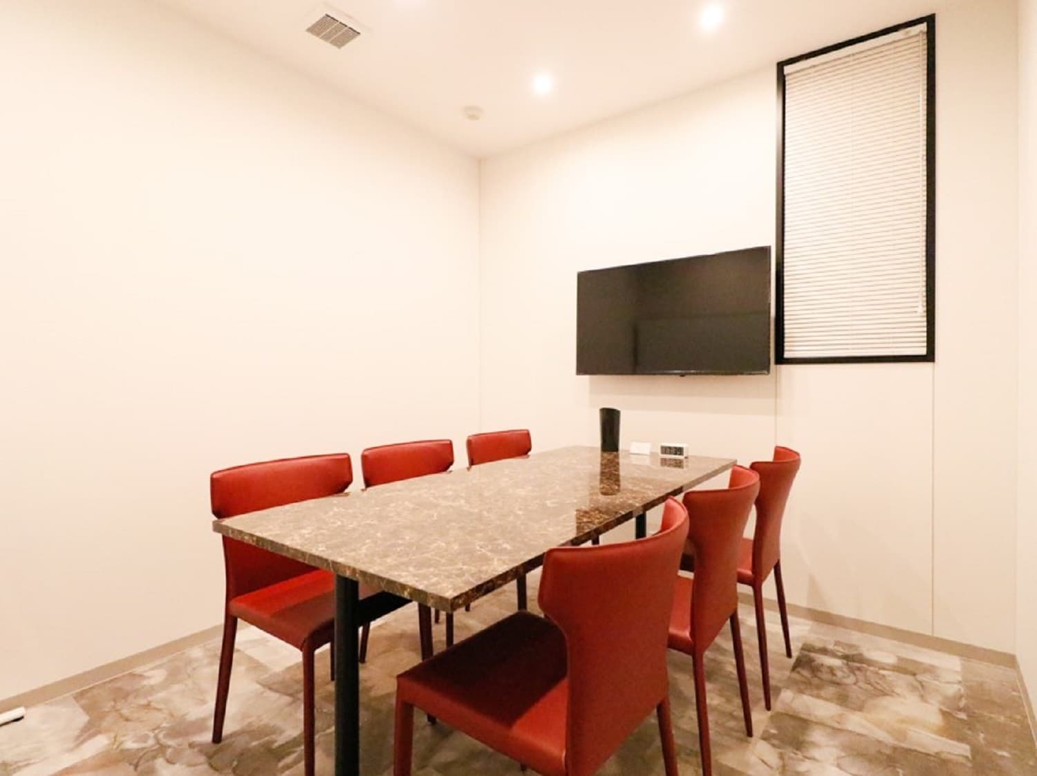 共用部_会議室。オフィスには1日最大6時間までご利用可能な会議室が設けられています。