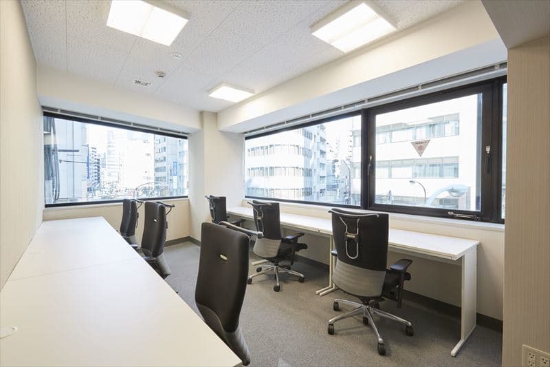 個室_オフィス家具が備え付けれられているので入居してすぐにビジネスを始めることができます