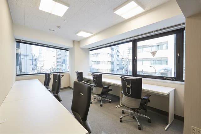 個室_オフィス家具が備え付けれられているので入居してすぐにビジネスを始めることができます