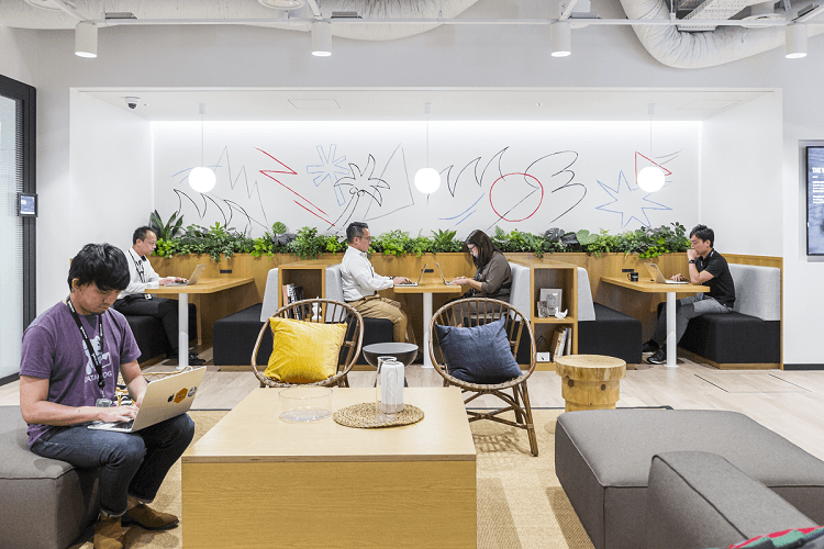 共用部_オープンスペース。自由な席で作業が可能です。©WeWork ※画像はイメージです。