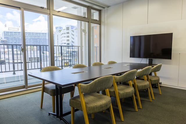 会議室_大人数(8名まで)でのミーティングも可能な会議室もご用意しています。 モニターも完備でテレビ会議にもご活用いただけます。