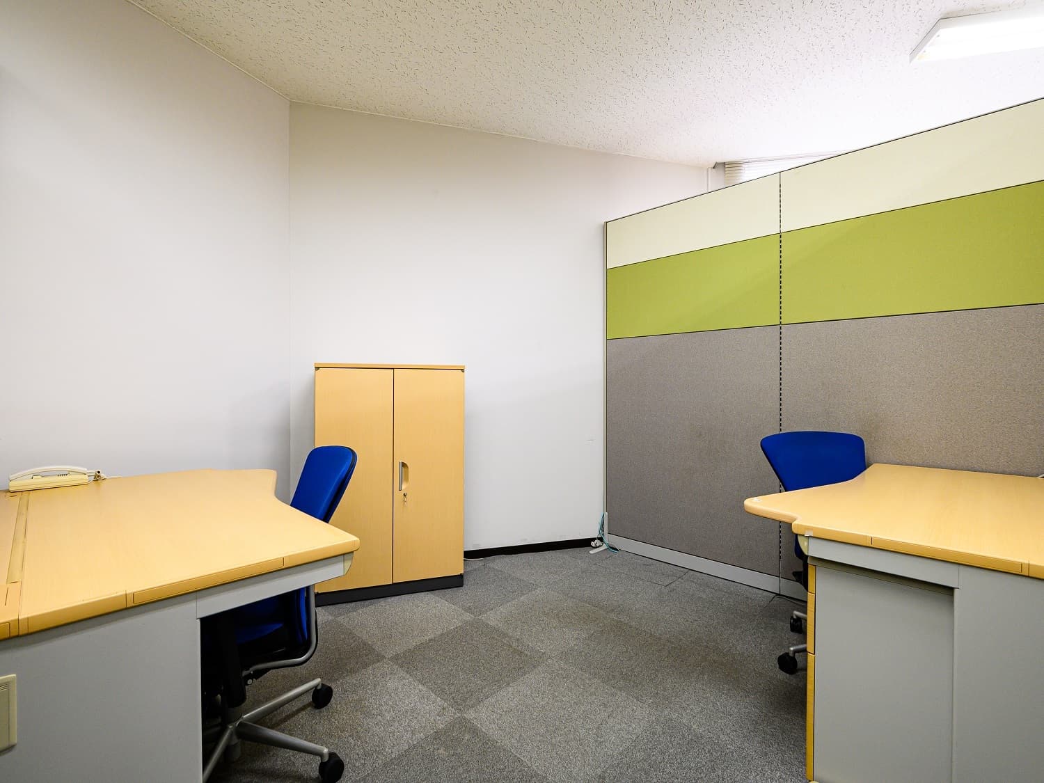 個室_個室には家具が完備されており、必要最低限の準備で業務が始められます。