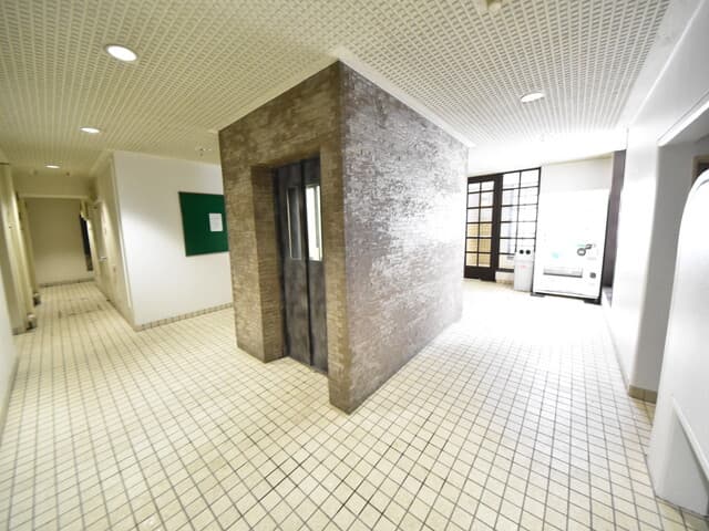 外観_1階エントランス。周辺には郵便局や市役所があり利便性に優れています。