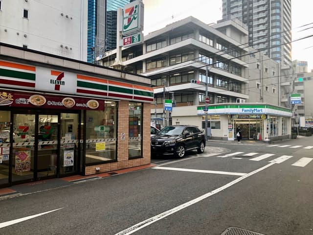 近隣のコンビニ_セブンイレブン 大阪豊崎3丁目店、ファミリーマート 豊崎三丁目店 (徒歩1分)