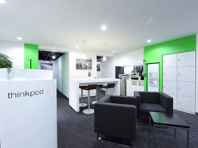 共用部_ビジネスラウンジ。広々とした空間で、打ち合わせや休憩など様々な用途でご利用になれます。