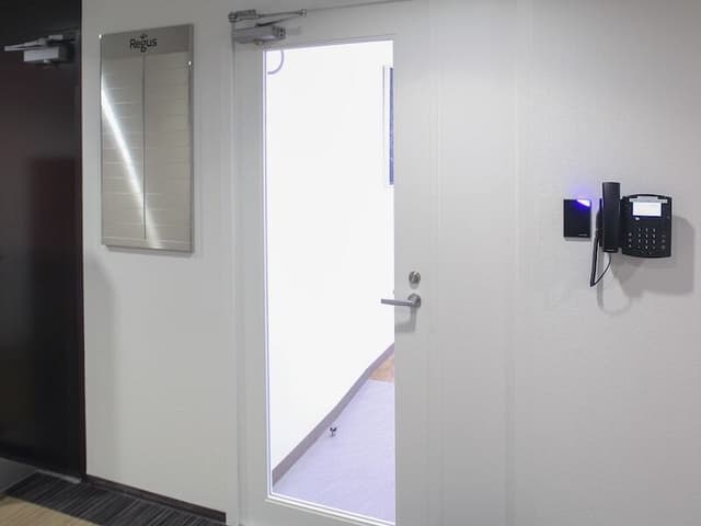 外観_受付。セキュリティ体制も整備されています。