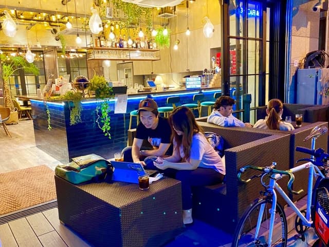 共用部_テラス席。屋外の開放感ある環境で作業が行えます。
