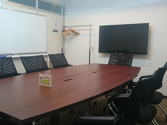 共用部_会議室。モニターが利用できる会議室もあります。