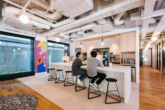 キッチン_食事の準備中に思わぬ出会いがあるかもしれません©WeWork