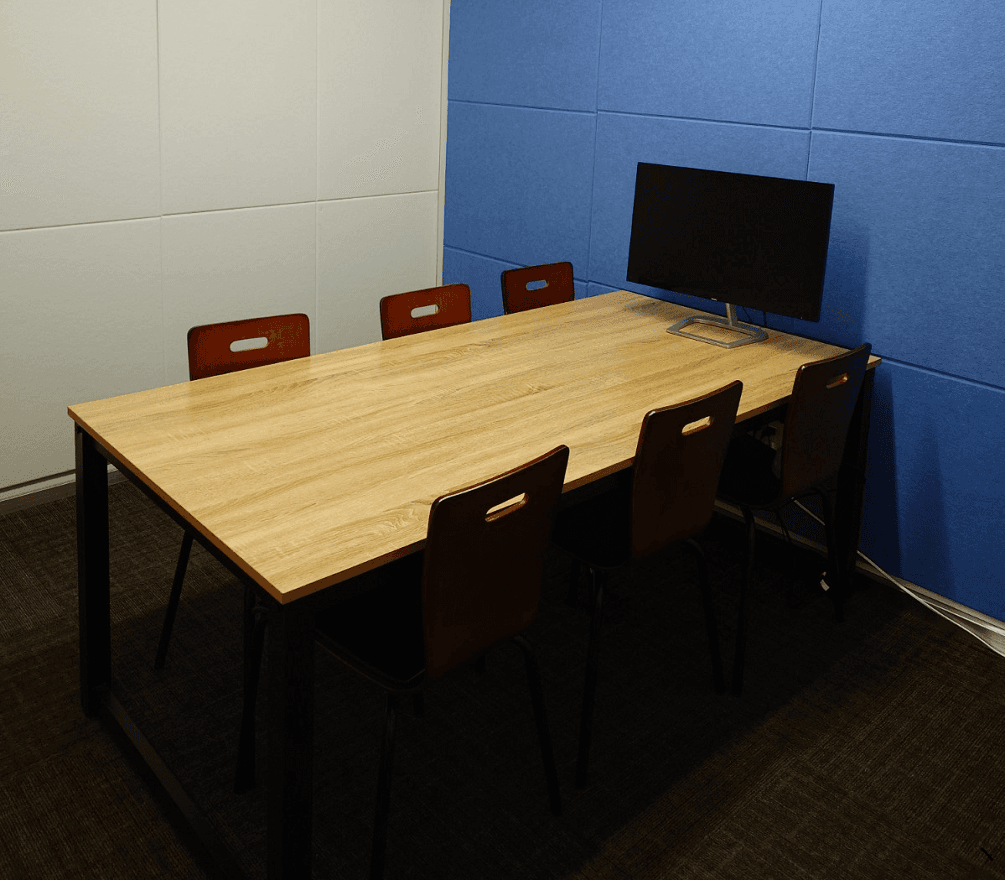 会議室_定員4名と6名の2部屋ございます