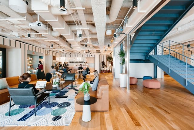 共有部_ラウンジ。天井の高い広がりのある空間で作業することができます。©WeWork※画像はイメージです。