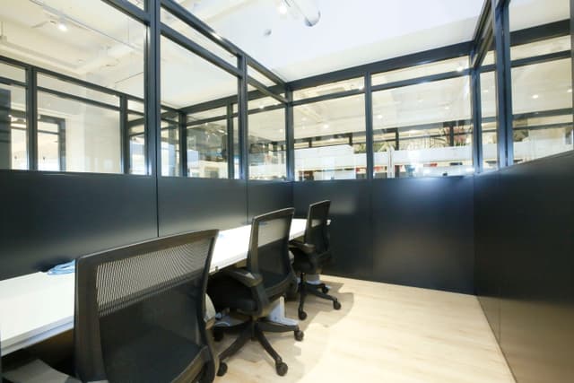 個室_壁の上部がガラス張りになっており圧迫感のない造りとなっています