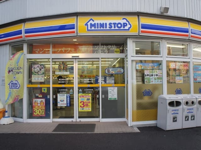 近隣のコンビニ_ミニストップ 南越谷ラクーン店 (徒歩1分)