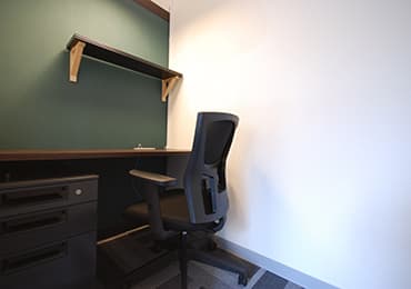 個室_モスグリーンの壁がオシャレな1名用個室