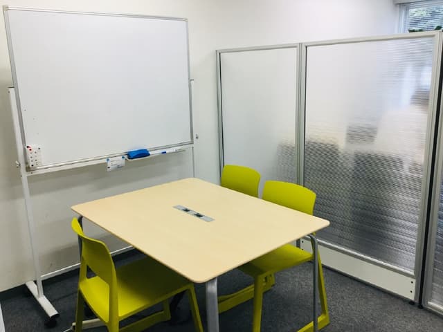 共用部_ミーティングスペース。パーテーションで囲われた打合せスペースは無料で利用できます。