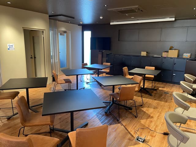 共有部_フリースペース。24時間自由な席で作業が可能です。