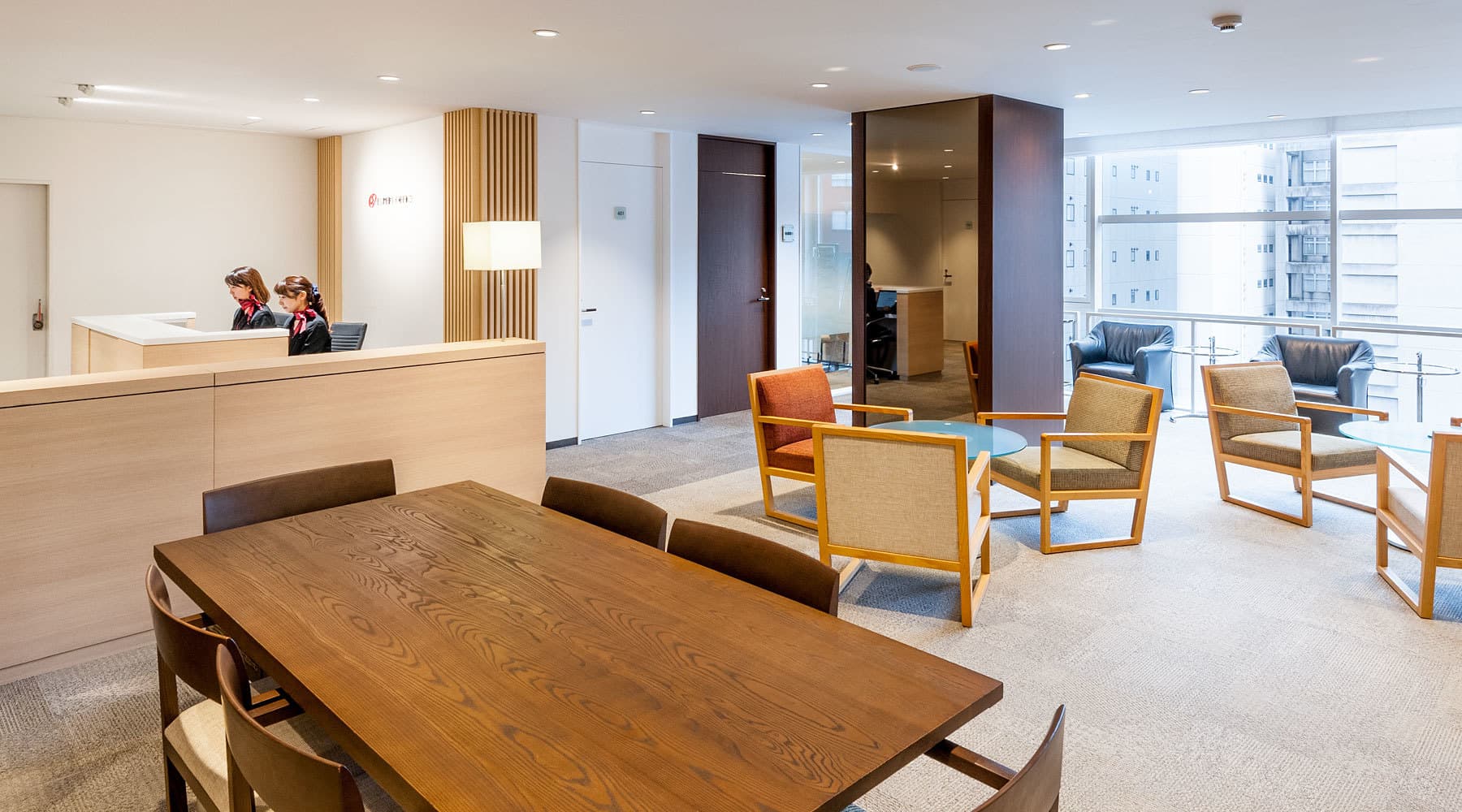 ラウンジ_開放的な空間なので、新たなビジネスアイデアが浮かぶかもしれませんね。