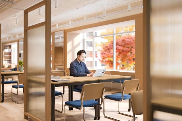 共用部_ホットデスクエリアです。開放的なオープンスペースの使い方はあなた次第©WeWork