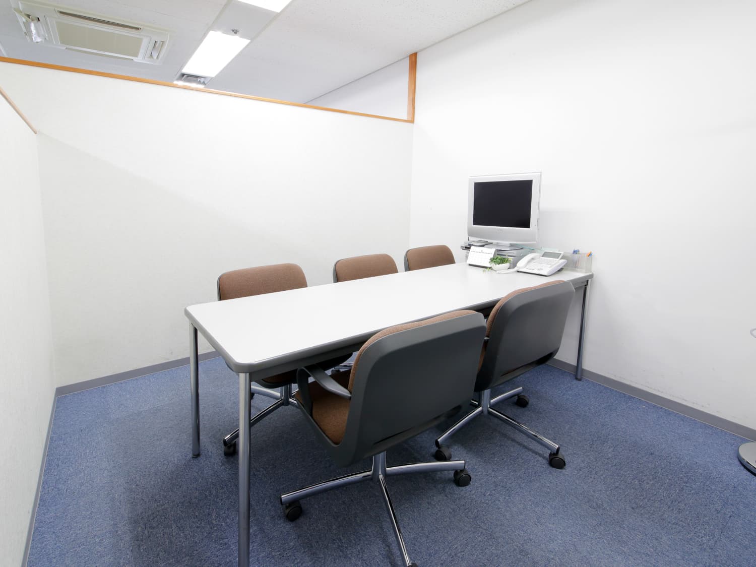 共有部_応接室。応接室は4名用と6名用の2室あります。
