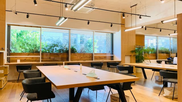 共有部_フリーデスク。Wi-Fi・電源は全席完備です。