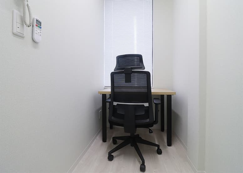 専有部_個室。家具、インターネット環境完備です。