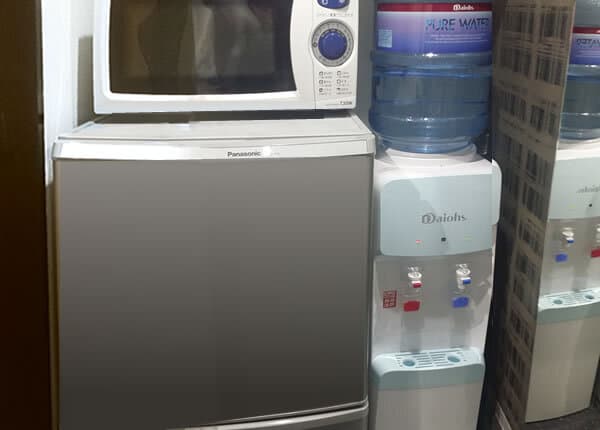 設備_共用の冷蔵庫と電子レンジウォーターサーバーがあります。
