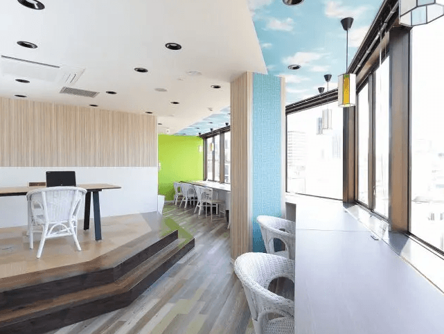 共用部_ワークブース。窓あり、南向きのブースのため明るい環境で作業が出来ます。©bizcomfort