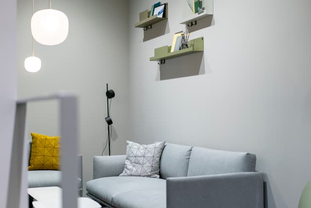 共用部_ラウンジスペース。ソファ席もあります。