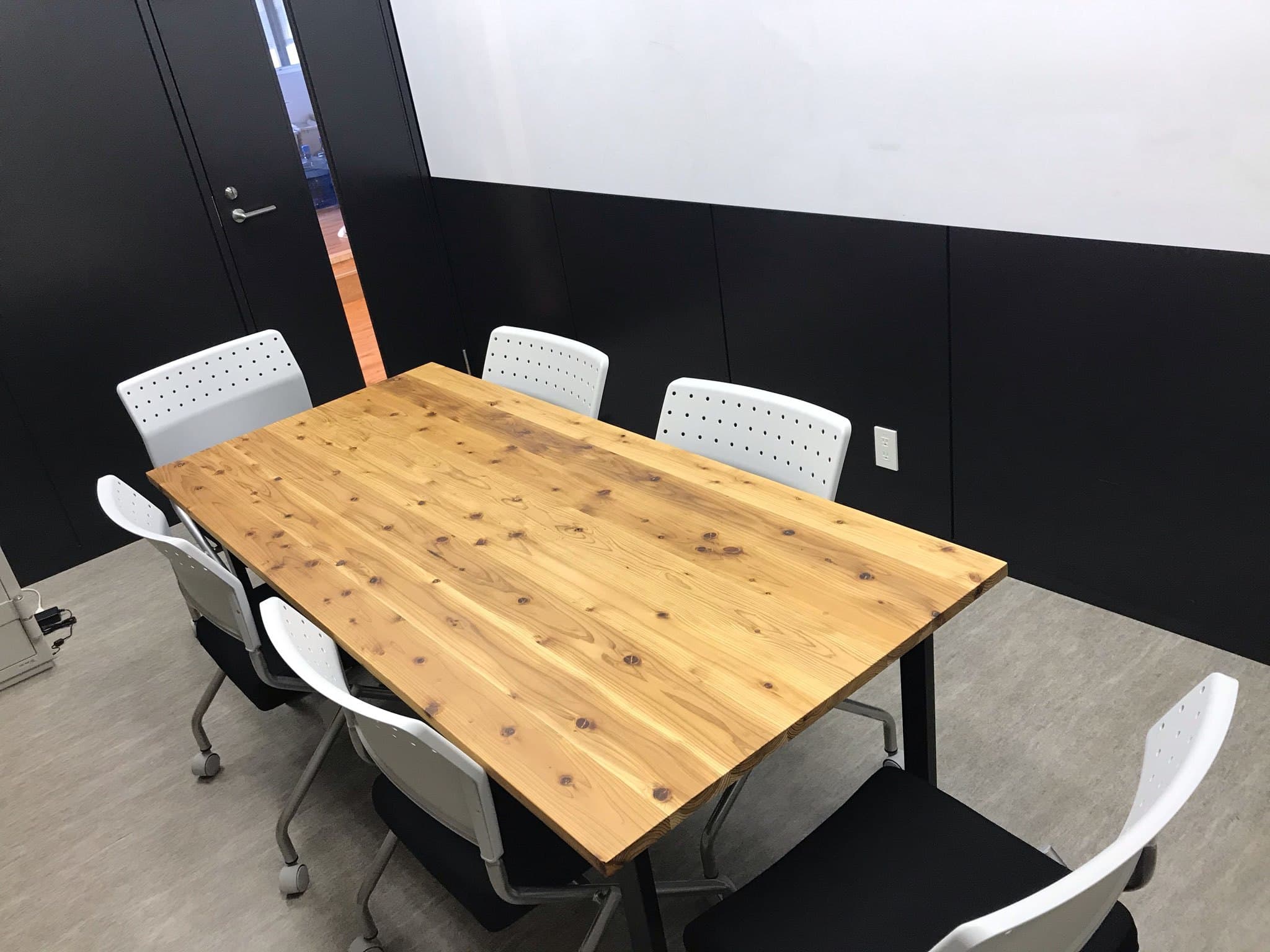 会議室_6名用の会議室が2部屋用意されています