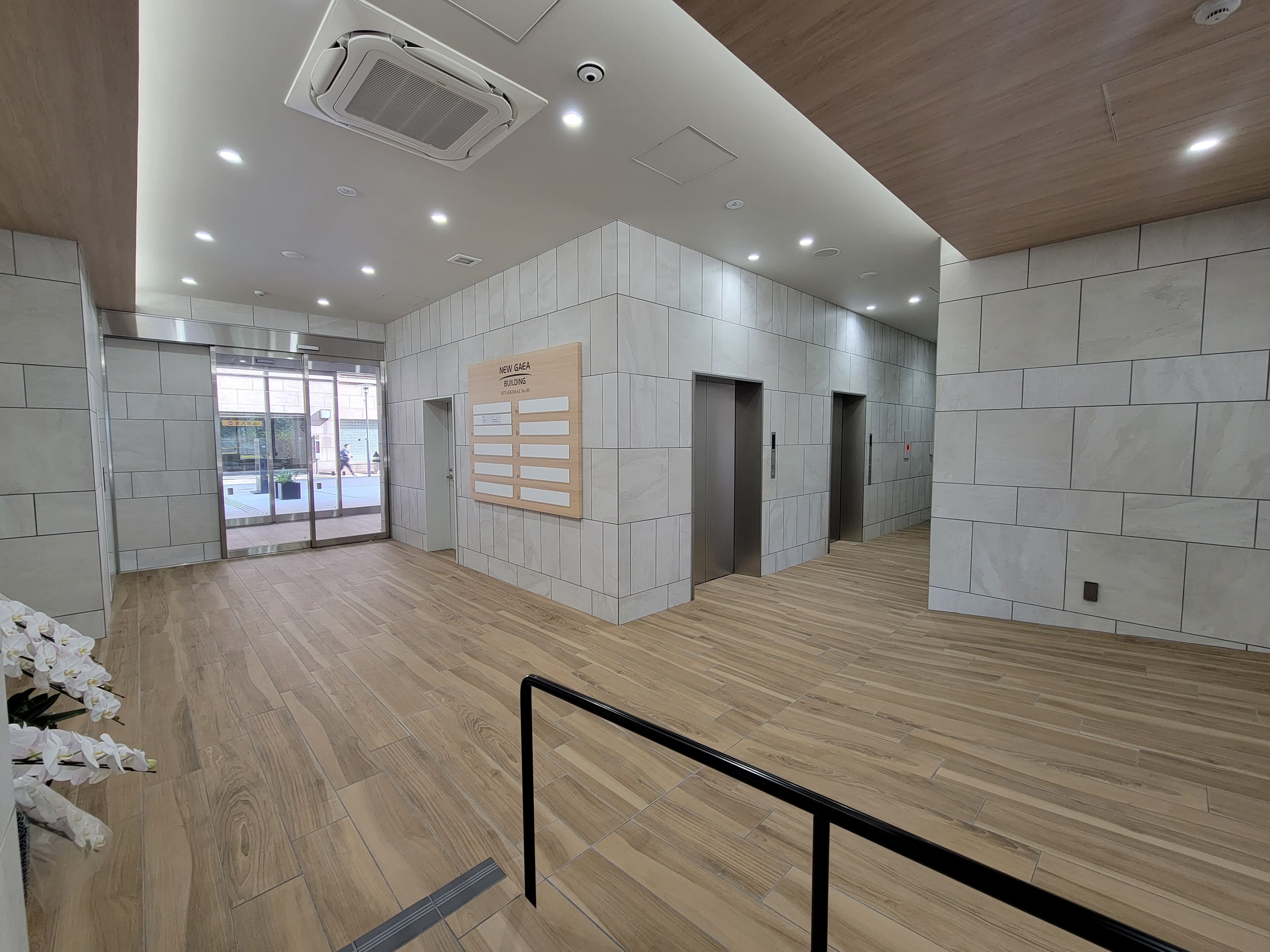 1F エレベータホール