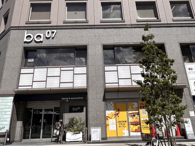 外観_エントランス。6Fにオフィスがあります。