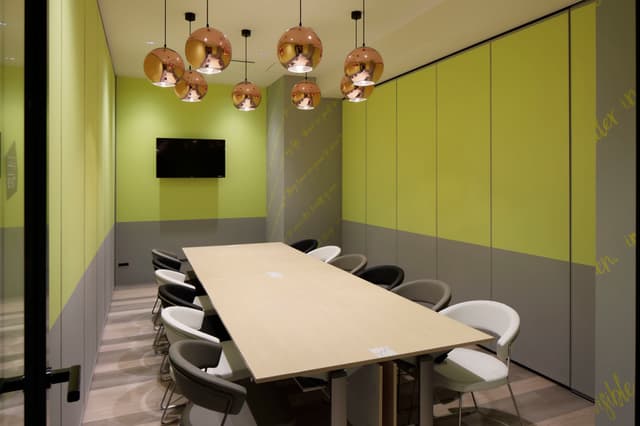 会議室_4名~18名まで様々な人数の会議室をご用意しています