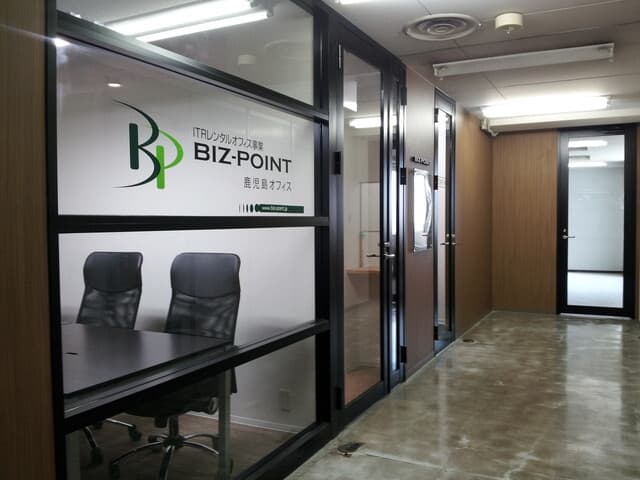 外観_エントランス。ビルの2階にあり、「BIZ-POINT」のロゴが目印です。