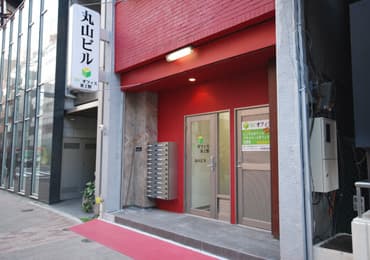 外観_真っ赤に塗られた外観が目印
