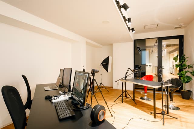 個室_備え付きの家具があるオフィスです。(一部例外あり)