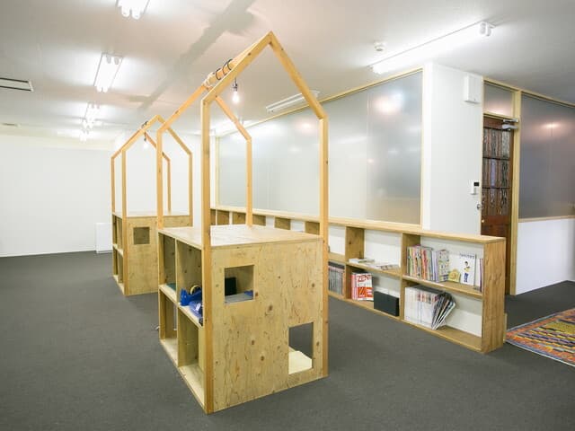 設備_本棚。本やオフィス用具などが置かれています。