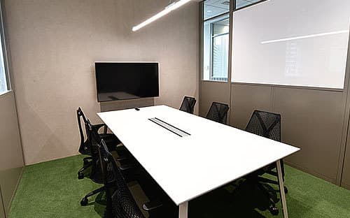 会議室_6名用と8名用の2種類の会議室をご用意、どちらのお部屋にも液晶モニターが設備されています