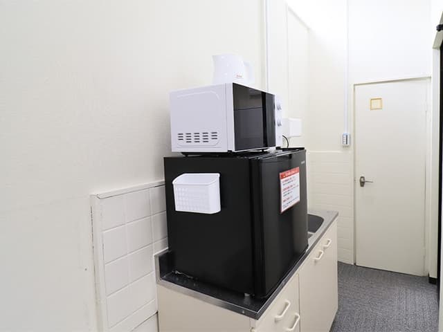 給湯室_シンクと電子レンジを完備しています。