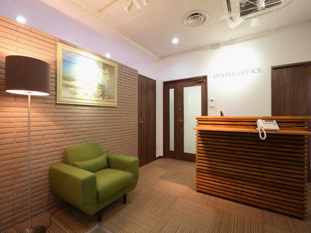 外観_受付。スタッフが9:00~18:00まで受付対応をしています(日祝除く)。