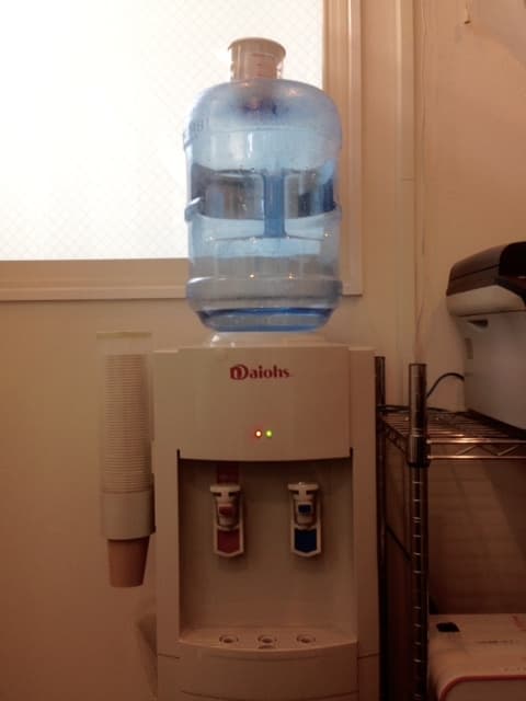 共用部_共用部にはウォーターサーバーと共に無料でご利用いただけるコピー機やシュレッダーが設備されています