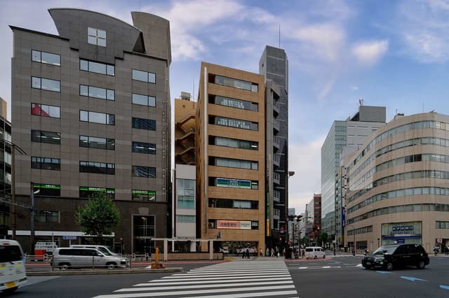 小川町・淡路町の駅を出て目の前のビルの3階。