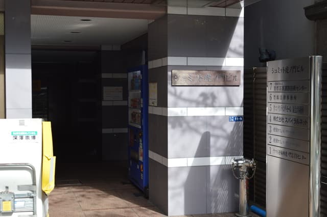 外観_1階にヤマト運輸があるので発送なども簡単に行うことが可能です。