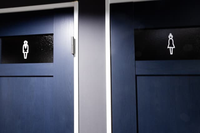 共用部_トイレ。フロアには共用の男女別トイレがあります。