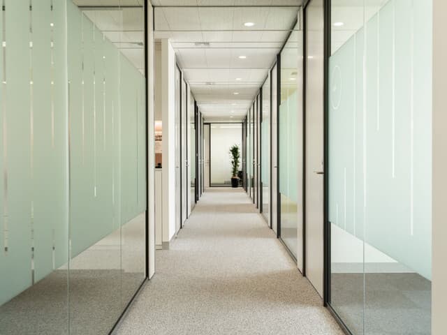 その他_廊下。壁がスモーク入りのガラス張りになっており、オープンな印象を与えます。