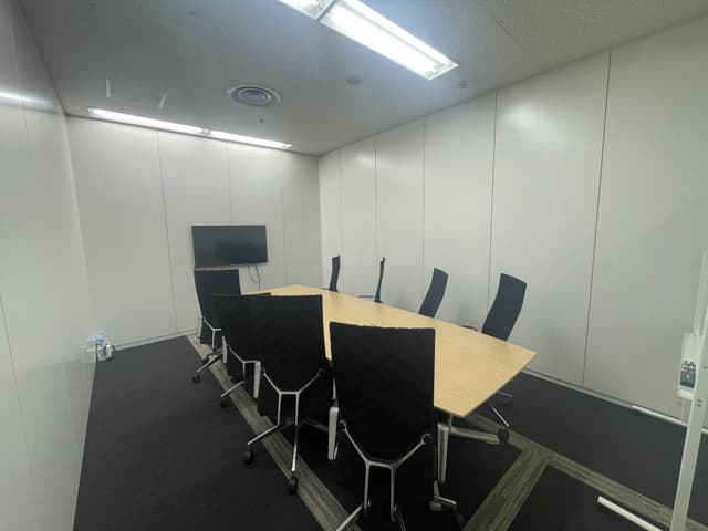 会議室_モニター付きの会議室で8名用でゆったりと使えます。
