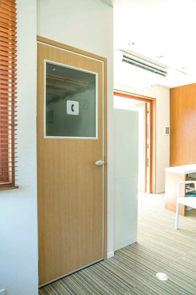 テレフォンブース。WEB会議や電話など利用できる個室スペースです。