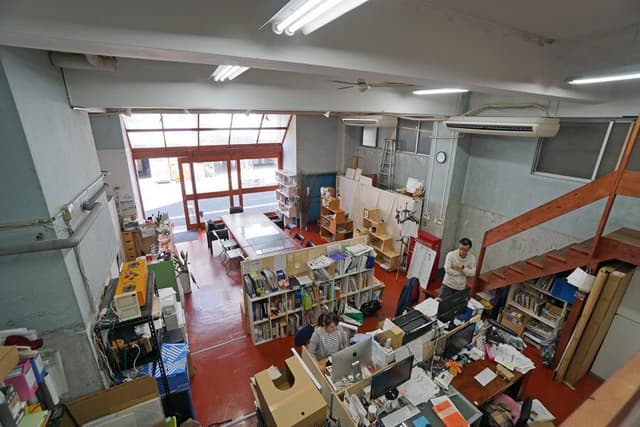 内観_シェアオフィス全体の写真です。広々としたスペースがあり、快適なオフィスライフが送れます。