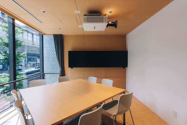 共用部_2F会議室。広々とした8名会議室。