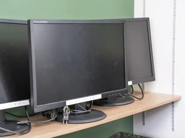 その他_レンタルモニター。無料で利用できるモニターが3台用意されています。©BIZcomfort