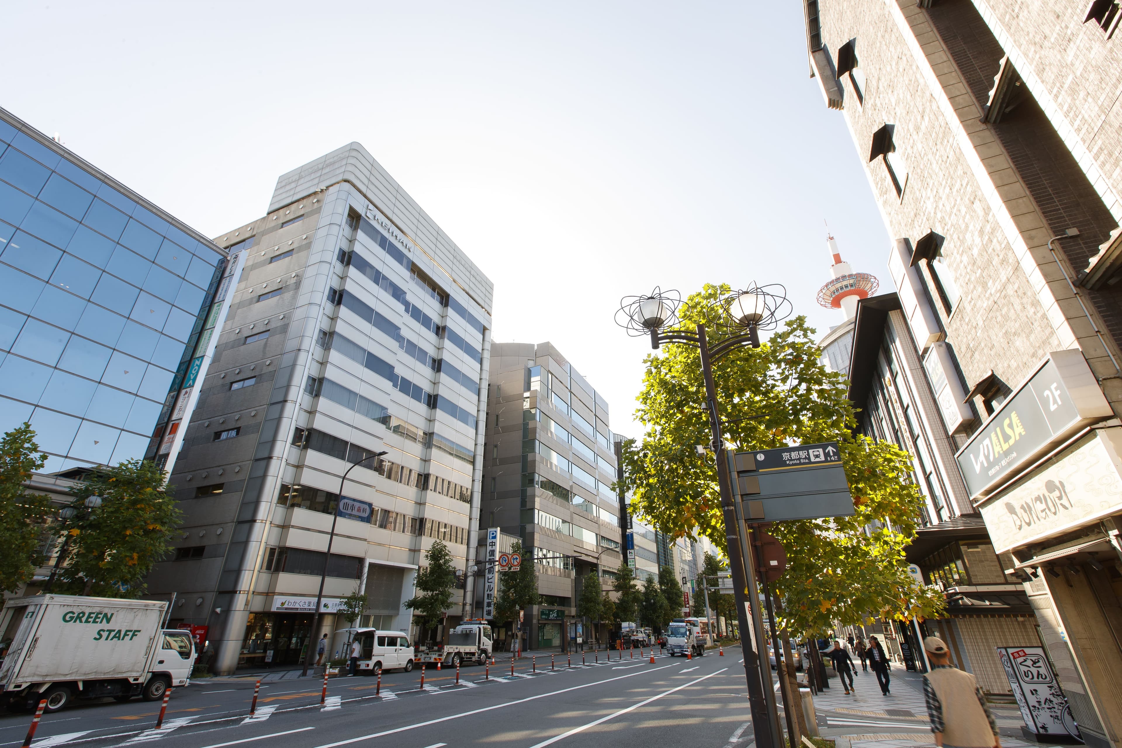 外観_JR各線・近鉄各線・京都市営地下鉄烏丸線「京都」駅 徒歩5分。地下通路で雨の日でもほとんど濡れずに移動が可能です。